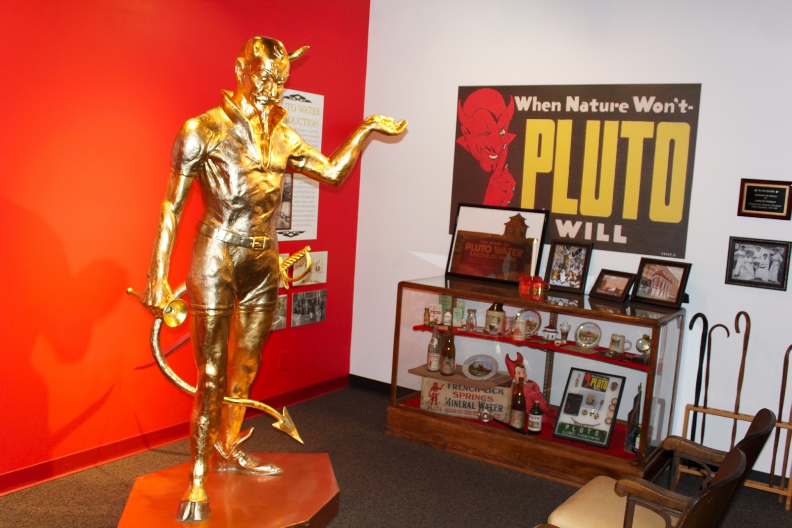 a gold statue in a room